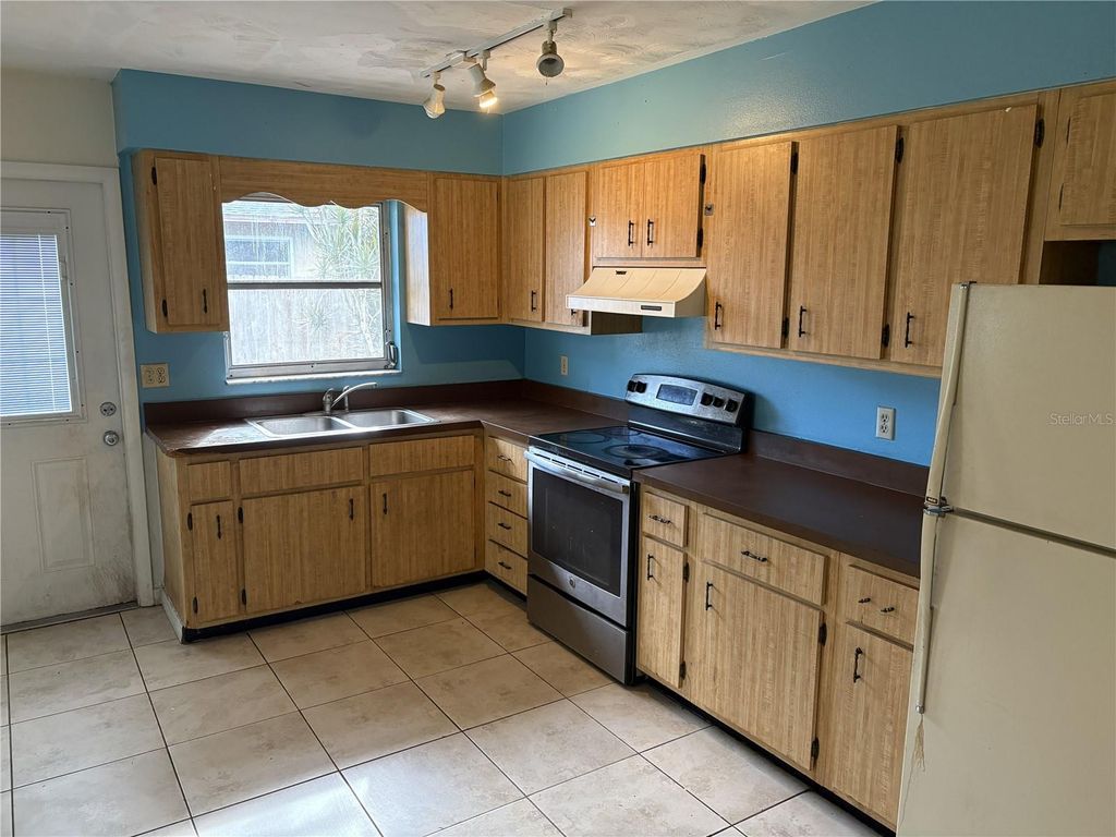 2204 54TH AVENUE DRIVE W, BRADENTON, FL 34207 — photo 5