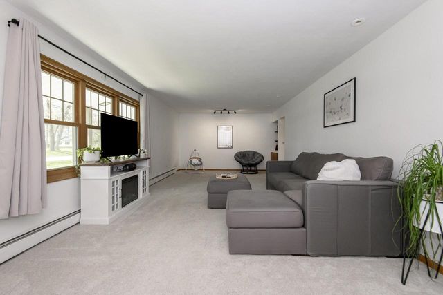 4221 Woodbury LANE, Mount Pleasant, WI 53403