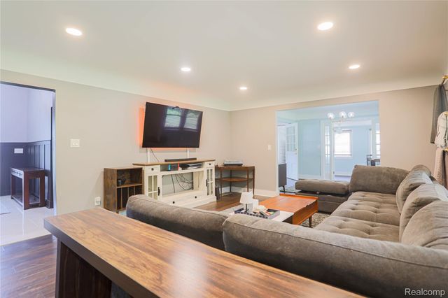 38598 Applewood Street, Clinton Charter Township, MI 48036
