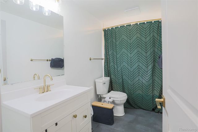 38598 Applewood Street, Clinton Charter Township, MI 48036