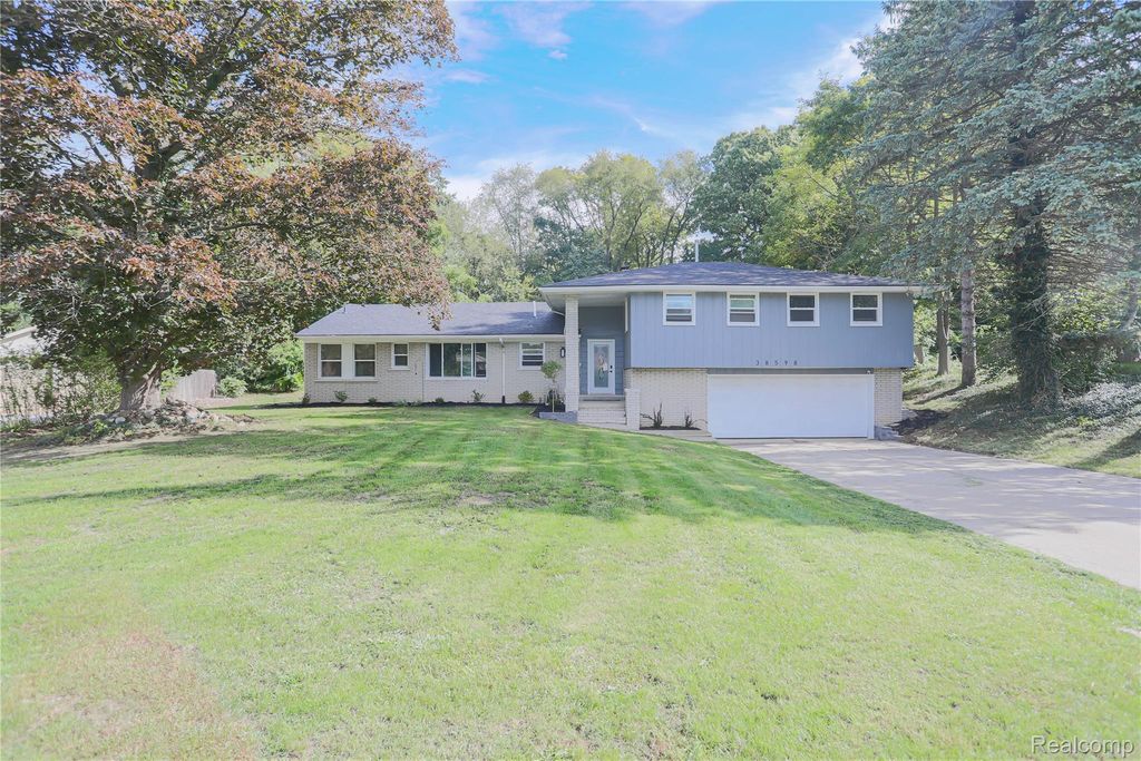 38598 Applewood Street, Clinton Charter Township, MI 48036
