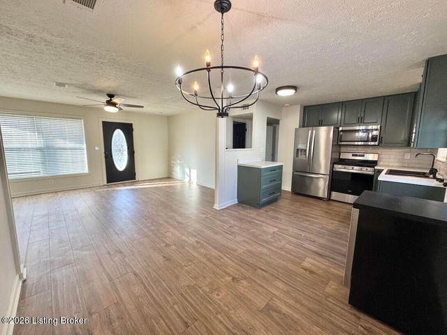 244 Blossom Rd, Louisville, KY 40229