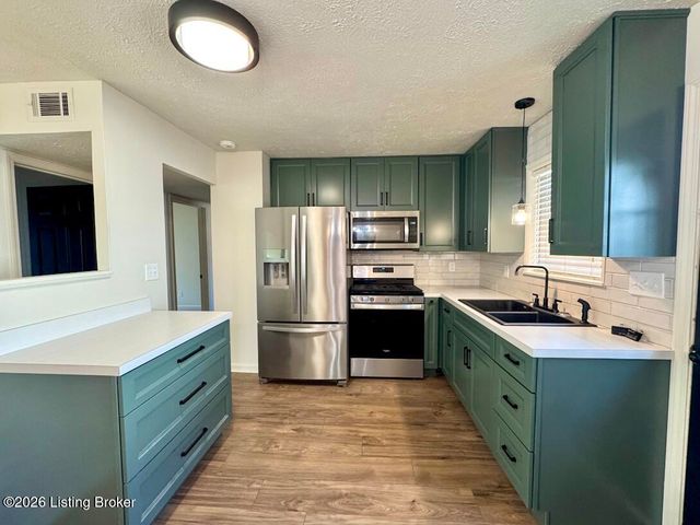 244 Blossom Rd, Louisville, KY 40229