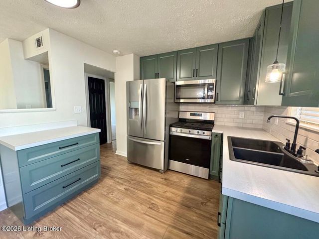 244 Blossom Rd, Louisville, KY 40229