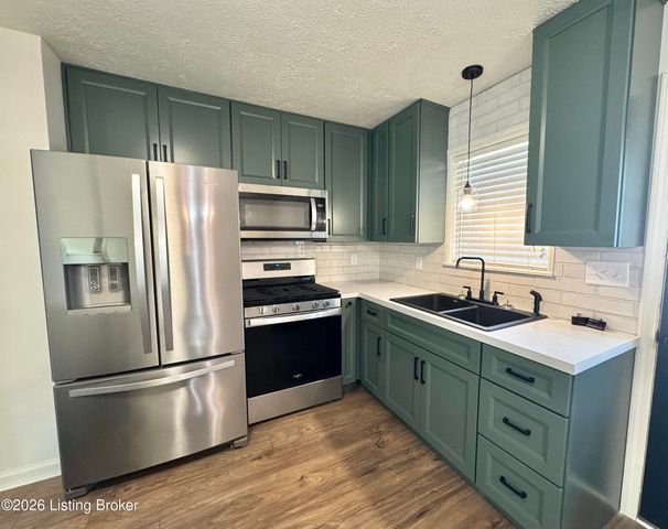 244 Blossom Rd, Louisville, KY 40229