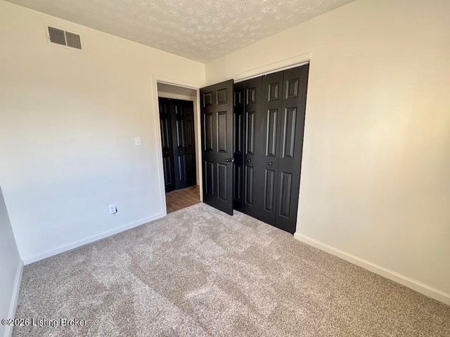 244 Blossom Rd, Louisville, KY 40229