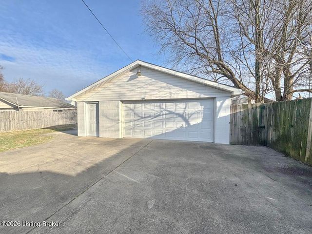 244 Blossom Rd, Louisville, KY 40229