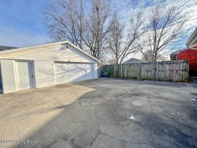 244 Blossom Rd, Louisville, KY 40229