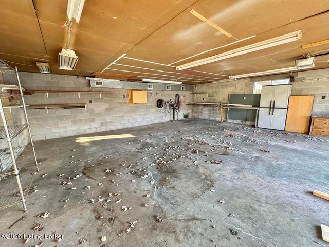 244 Blossom Rd, Louisville, KY 40229