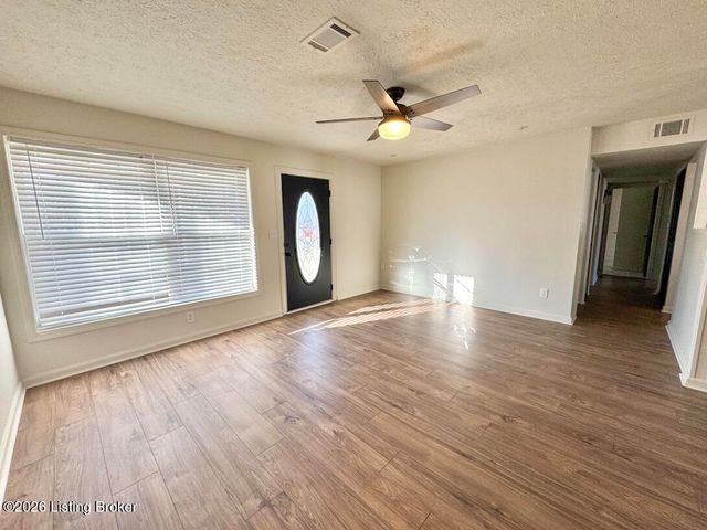 244 Blossom Rd, Louisville, KY 40229