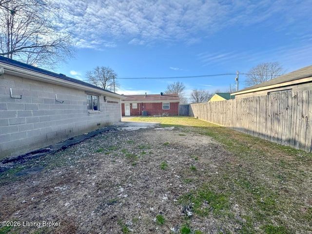 244 Blossom Rd, Louisville, KY 40229