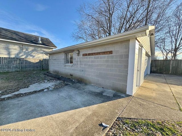 244 Blossom Rd, Louisville, KY 40229