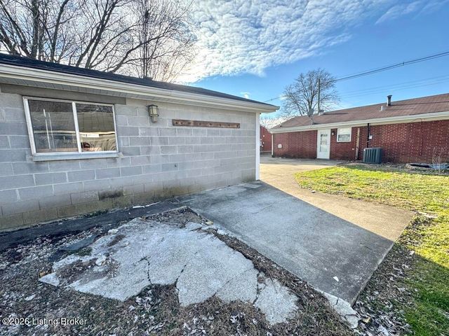 244 Blossom Rd, Louisville, KY 40229