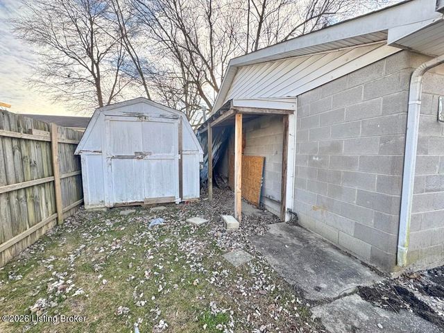 244 Blossom Rd, Louisville, KY 40229