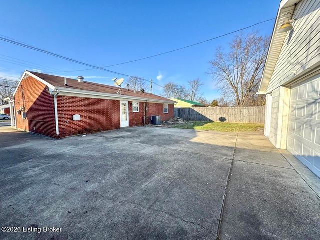 244 Blossom Rd, Louisville, KY 40229