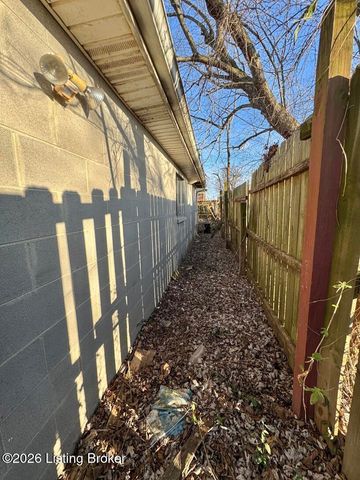 244 Blossom Rd, Louisville, KY 40229