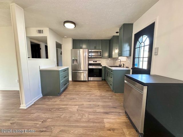 244 Blossom Rd, Louisville, KY 40229