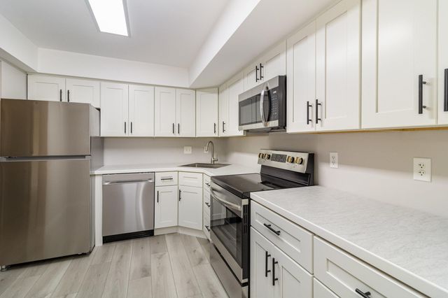 1345 Crestridge Lane 102, Eagan, MN 55123