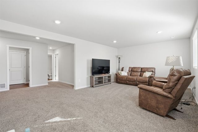 7000 Harlan Eddy Drive SW, Cedar Rapids, IA 52404