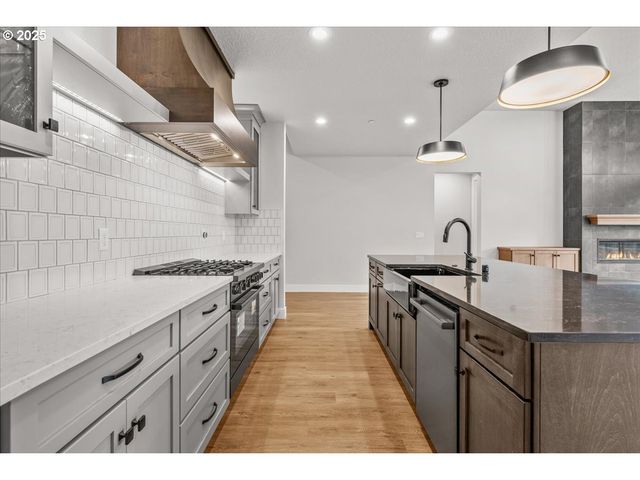 760 N V St, Washougal, WA 98671