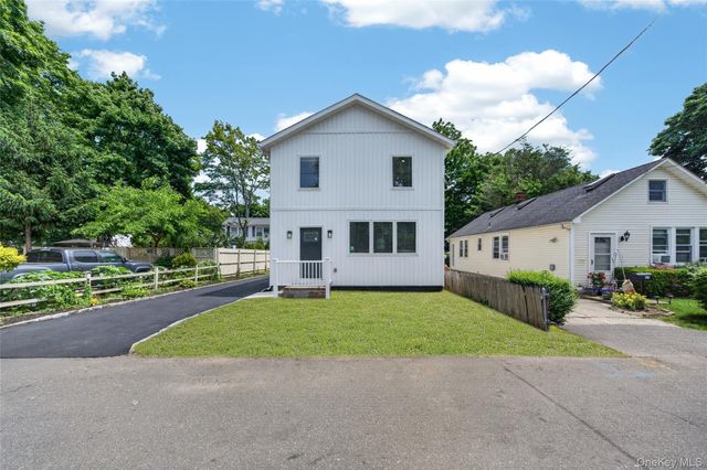 15 Grand Place, Huntington Station, NY 11746