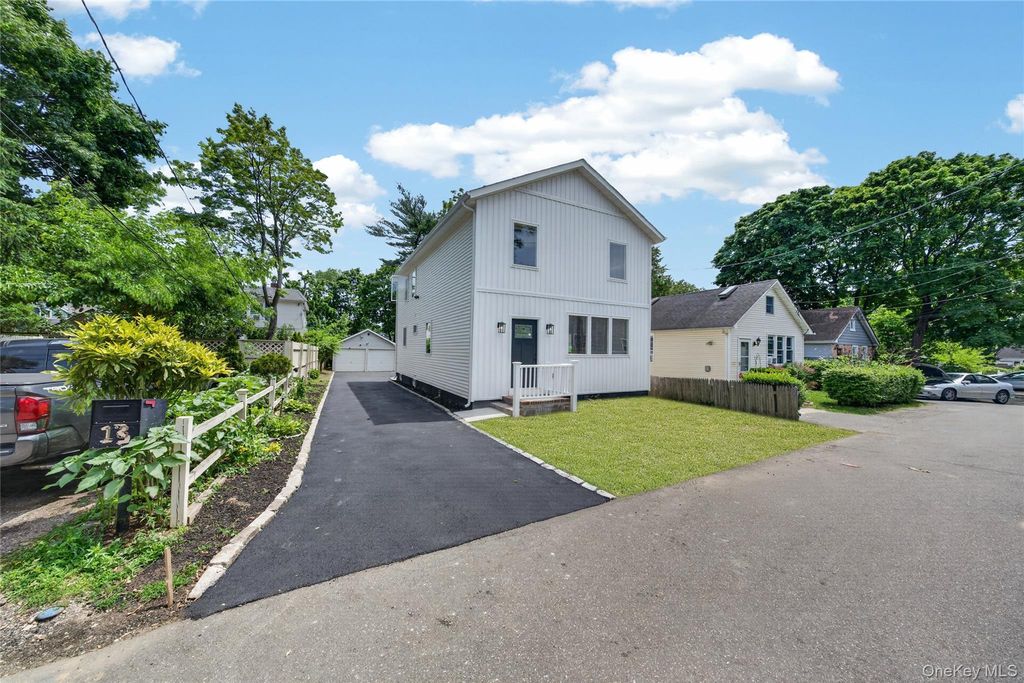 15 Grand Place, Huntington Station, NY 11746