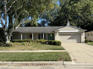 21560 Van K Drive, Grosse Pointe Woods, MI 48236