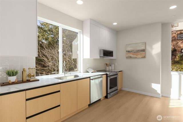 1014 B NE 70th Street, Seattle, WA 98115
