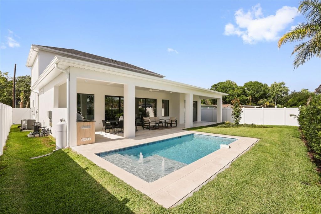 Image 6 of property listing at 1326 W NEW HAMPSHIRE STREET, Orlando, FL 32804