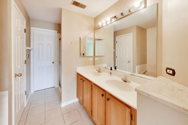 939 Charlela Lane 939, Elk Grove Village, IL 60007