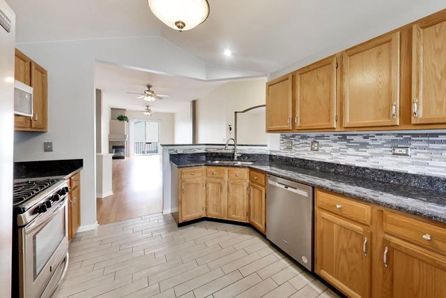 939 Charlela Lane 939, Elk Grove Village, IL 60007