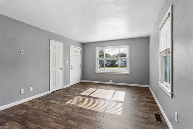 612 Sun CT, Newport News, VA 23605