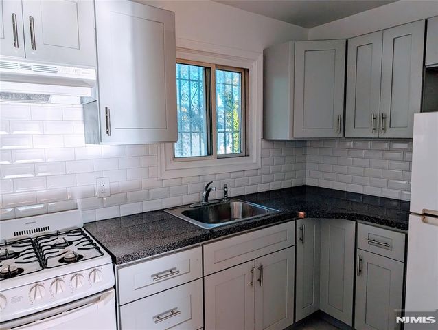 1599 Bergen Boulevard 9, Leonia, NJ 07605