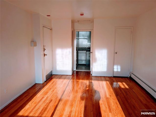 1599 Bergen Boulevard 9, Leonia, NJ 07605