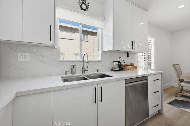 9927 Independence Avenue C, Chatsworth, CA 91311