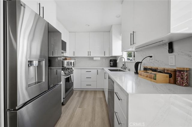 9927 Independence Avenue C, Chatsworth, CA 91311