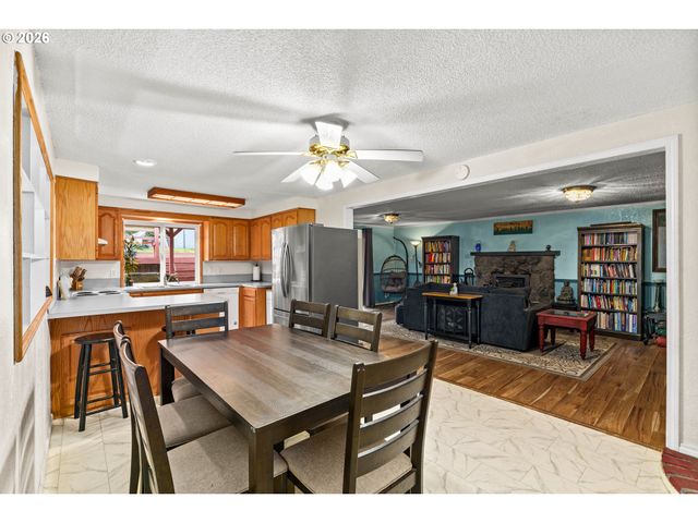 7027 S E St, Springfield, OR 97478