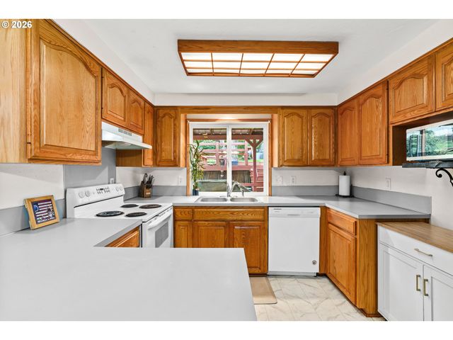 7027 S E St, Springfield, OR 97478