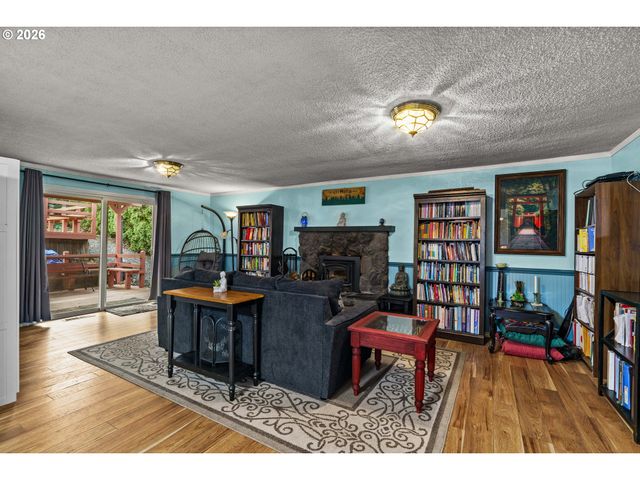 7027 S E St, Springfield, OR 97478