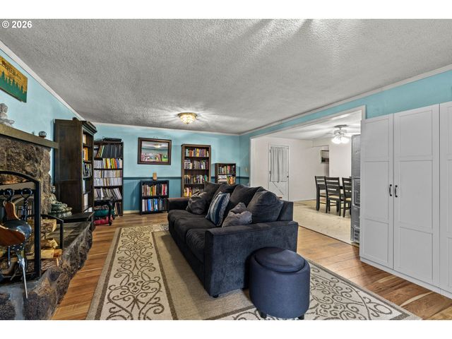 7027 S E St, Springfield, OR 97478