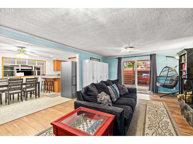 7027 S E St, Springfield, OR 97478