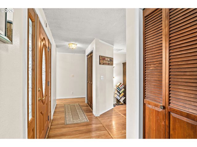 7027 S E St, Springfield, OR 97478