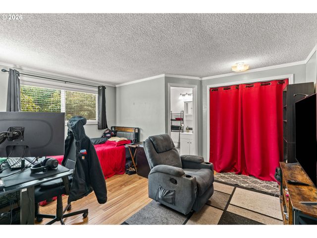 7027 S E St, Springfield, OR 97478