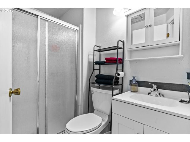 7027 S E St, Springfield, OR 97478