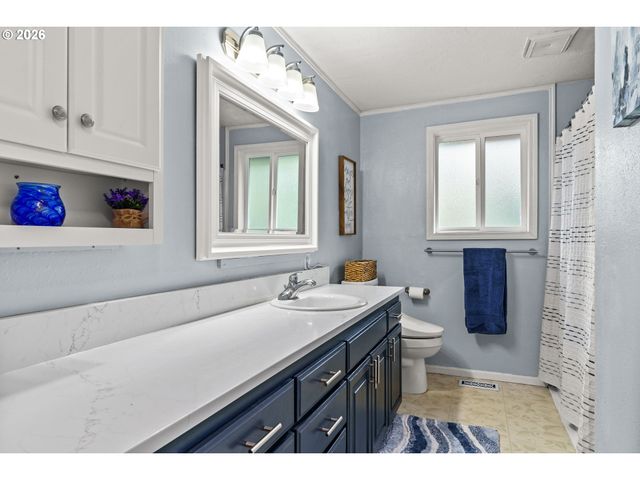 7027 S E St, Springfield, OR 97478