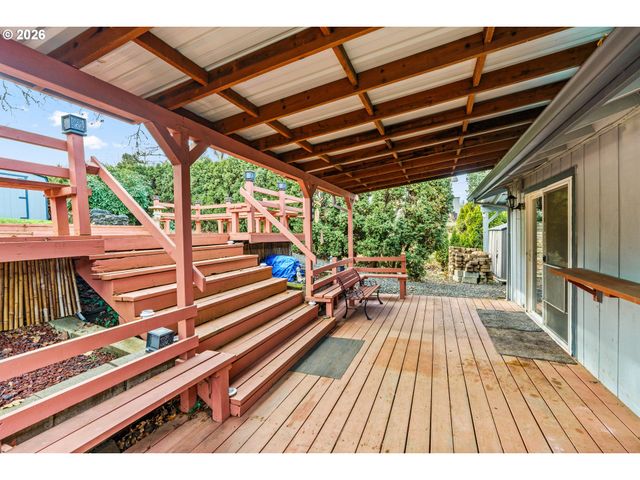 7027 S E St, Springfield, OR 97478