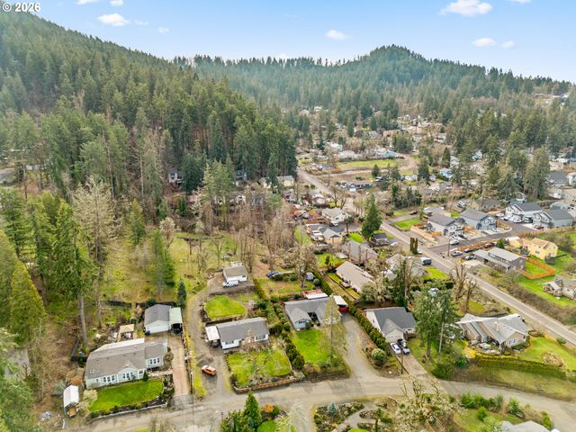 7027 S E St, Springfield, OR 97478