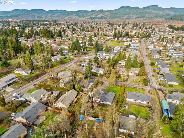 7027 S E St, Springfield, OR 97478