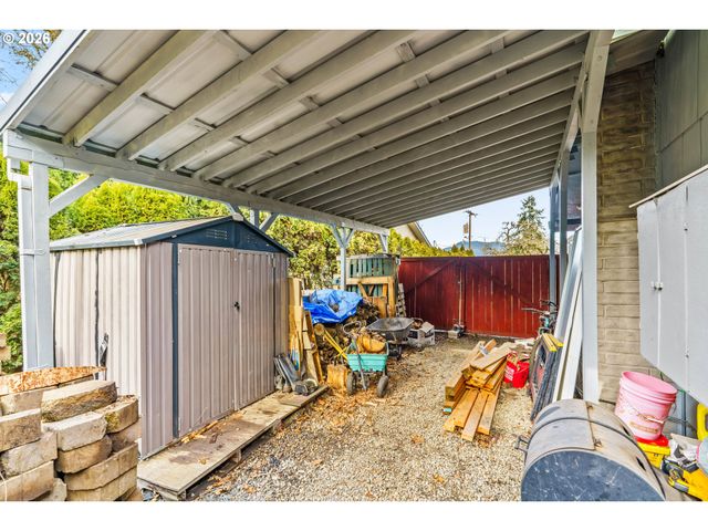 7027 S E St, Springfield, OR 97478