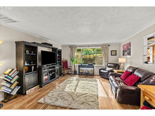 7027 S E St, Springfield, OR 97478